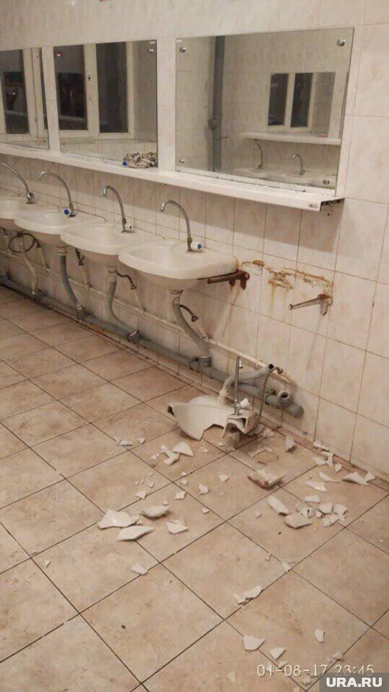 Во время массовой драки офицеру разбили голову раковиной