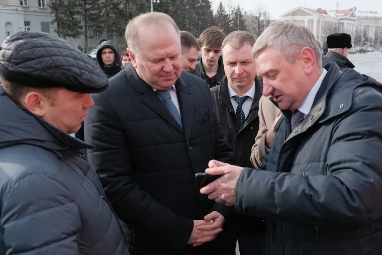 Губернаторы УрФО в Кургане. Презентация техники курганских предприятий.