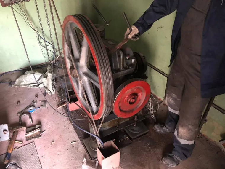 Екатеринбург, Латвийская. 37, упал лифт, раздавил рабочего