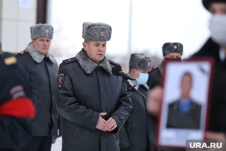 Начальник УМВД России по Курганской области Дмитрий Свинов выступил с речью на прощании с полицейским