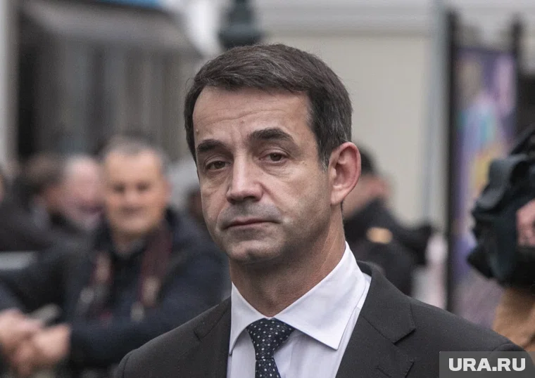 Дмитрий Певцов настраивает музыкальное оборудование на челябинской сцене (архивное фото)