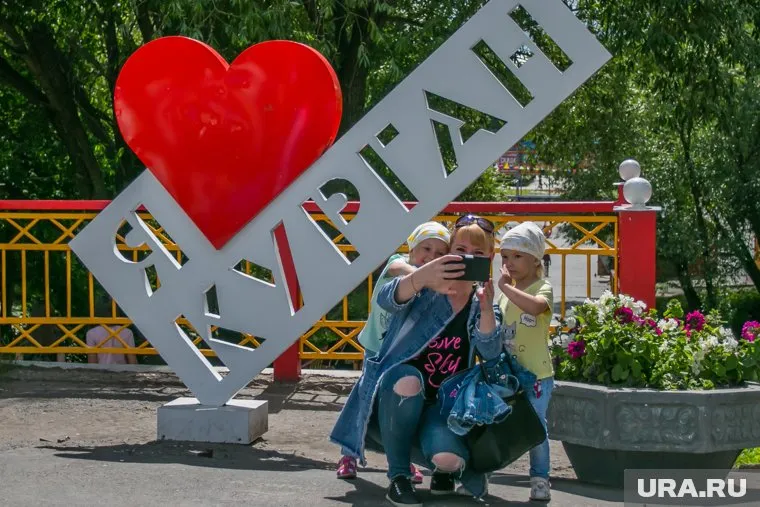 Сегодняшние выпускницы жаждут финансовой стабильности, которую дают большие города, но не социальной, которую предлагает Курган
