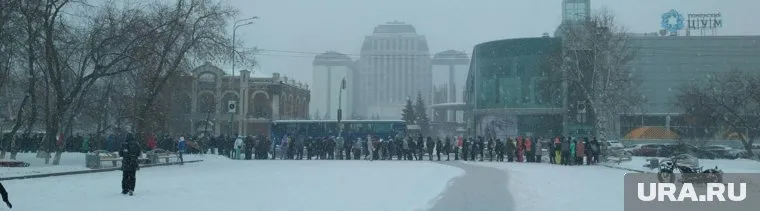 Болельщики, среди которых было много детей, стояли в очереди под мокрым снегом