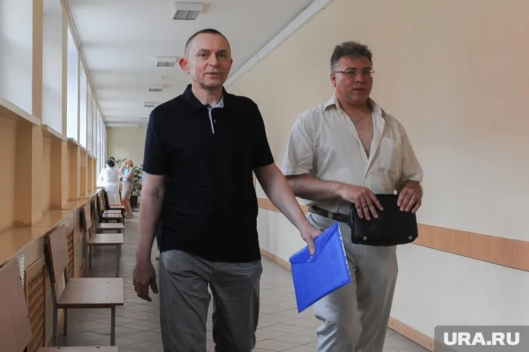 Экс-начальника налоговой службы Челябинской области Александра Путина (слева) просят отправить за решетку на 8,5 лет