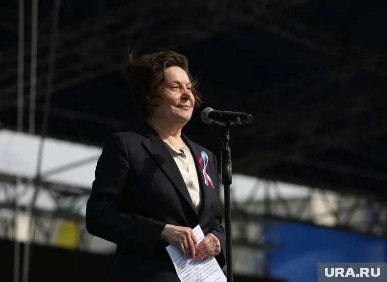 Губернатор Наталья Комарова спела дуэтом с жительницей Ханты-Мансийска