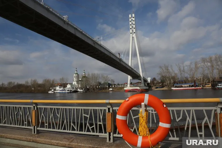 Тюменца нашли без сознания за перилами моста