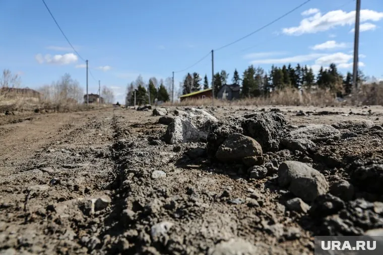 В Тюменском районе снесли дорогу, которую люди построили сами