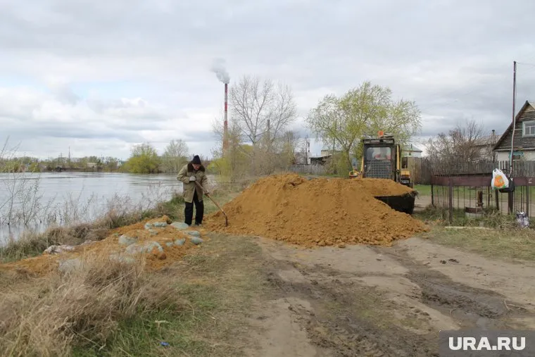 Жители отсыпают участки песком, но это не помогает (архивное фото)