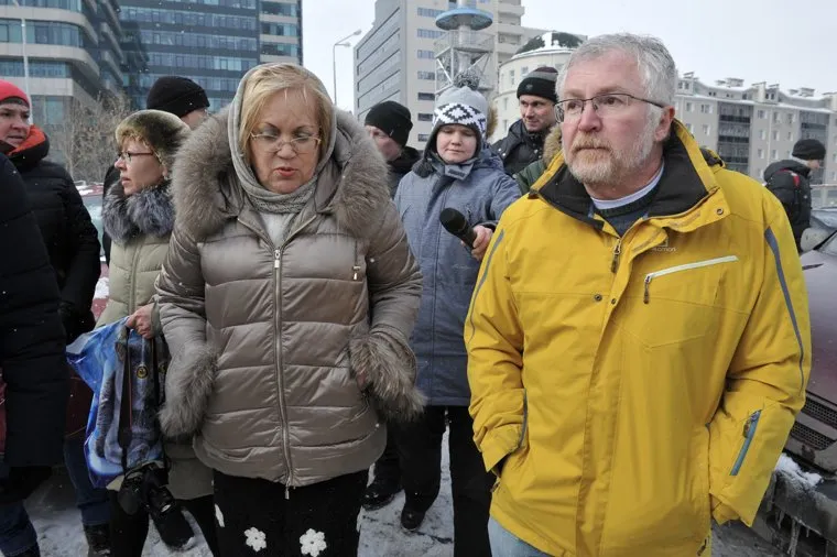 Активисты забрались на телебашню и требуют референдум. Фото с места событий, Екатеринбург, мерзлякова татьяна, киселев константин