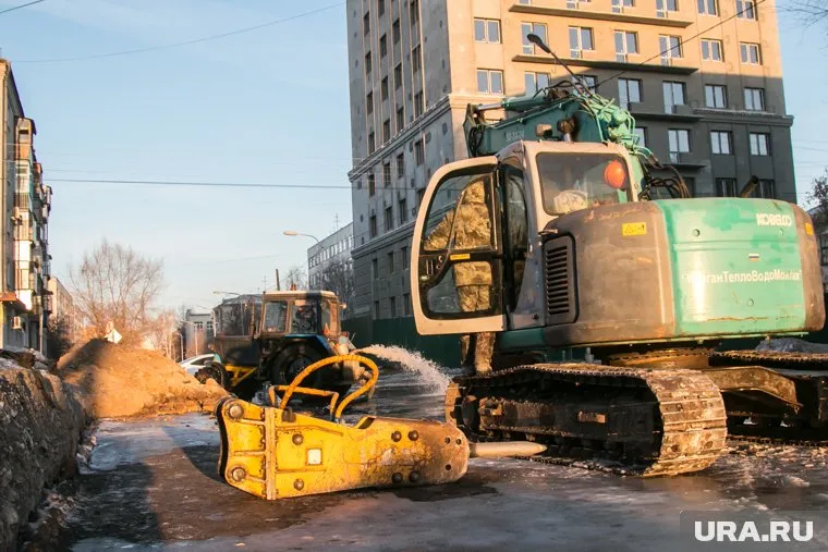Монтажники перекрыли воду и приступили к ремонту