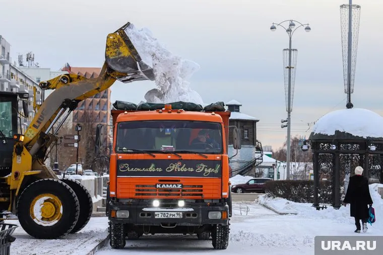 В Сургуте усилили мероприятия по уборке снега из-за начавшегося таяния