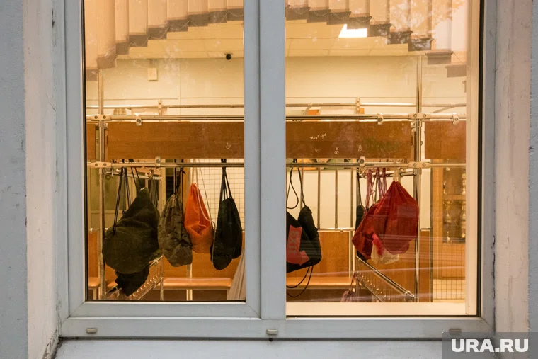 Конфликт между учительницей и учеником произошел якобы из-за того, что школьник был без сменки