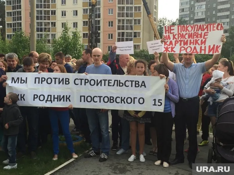 Жители соседних домов проводят акции протеста