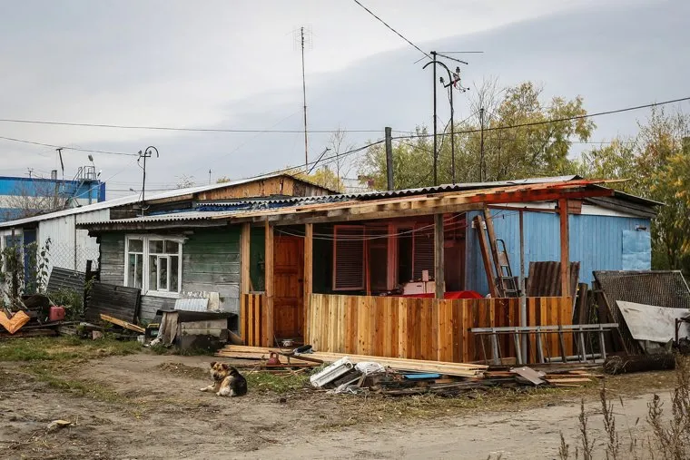 Балки - временное жилье построенное в советское время. Сургут, временное жилье, балок, поселок лунный