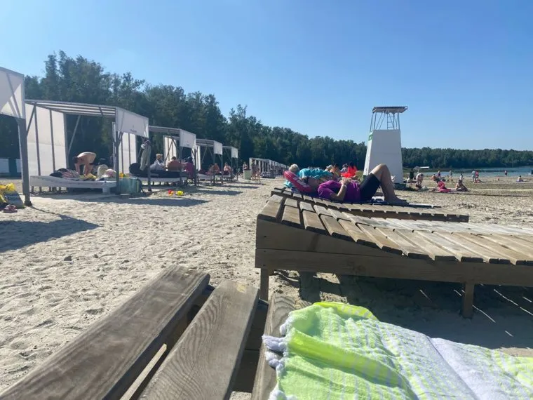 Пляж оборудован всем необходимым для отдыха