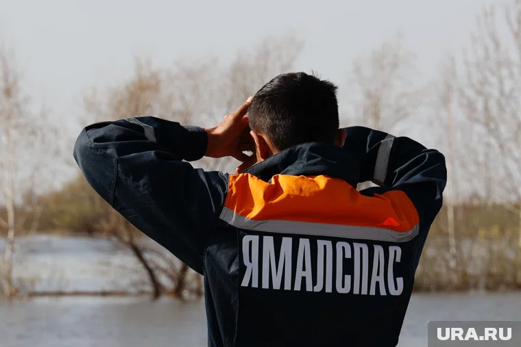 Спасатели Ямала вызволили троих мужчин из ледяного плена