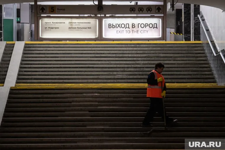 Сотрудники екатеринбургского метрополитена начали увольняться из-за низких зарплат