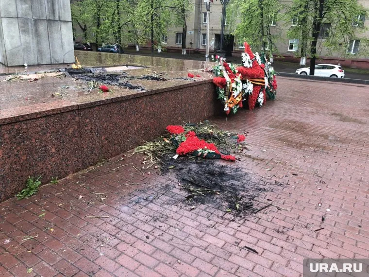 Монумент превратился в костровище