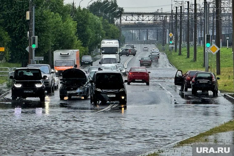 На Москву снова обрушился ливень, за короткий промежуток времени на дорогах образовались «реки»