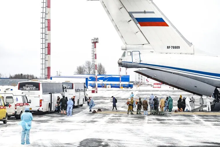 Высадка пассажиров из самолета Ил-76 военно-космических сил России прилетевшего из Китая. Тюмень