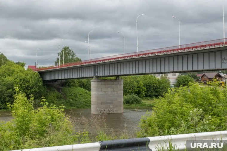 Дорожное полотно моста провисло, сообщает корреспондент URA.RU