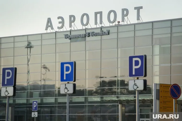 Девушка недовольна отношением сотрудников Кольцово к пассажирам