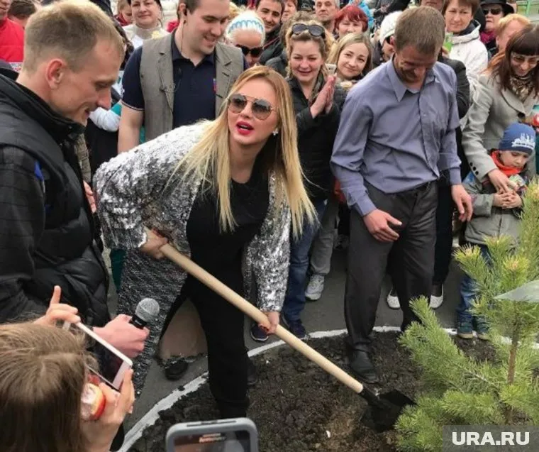 Анна Семенович на субботнике только позировала и мусорила