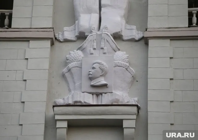 Барельеф Сталина висел на фронтоне здания вплоть до 1956 года