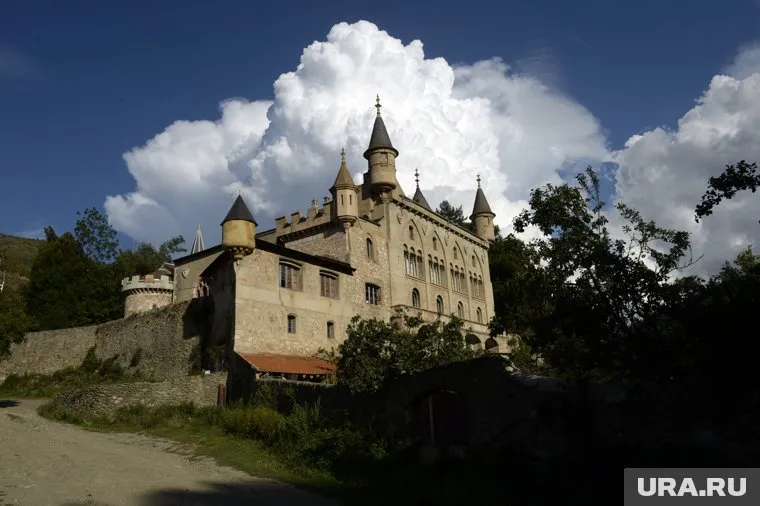 В доме есть бассейн с сауной на цокольном этаже