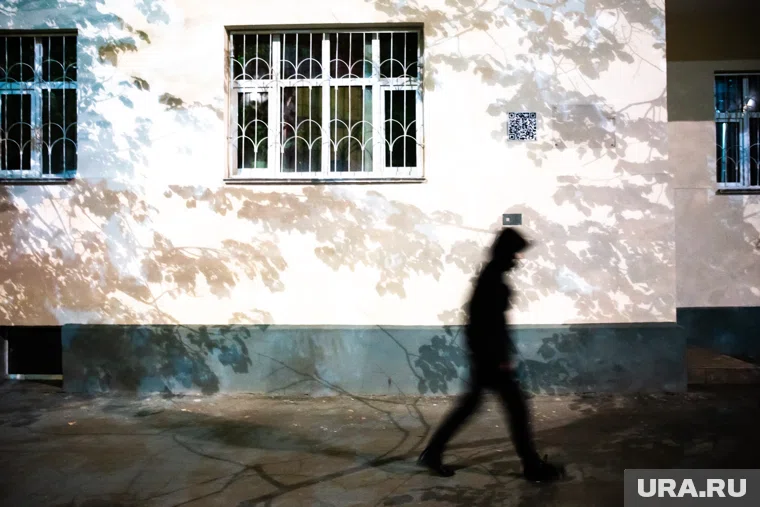 Силуэт мужчины видели в Кургане