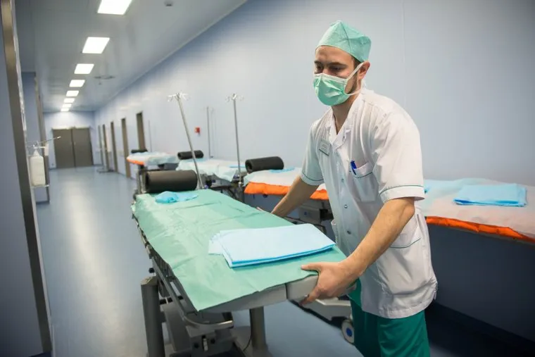 Визит Орлова в Нижний Тагил , больница, врач, больничный коридор, санитар, медбрат