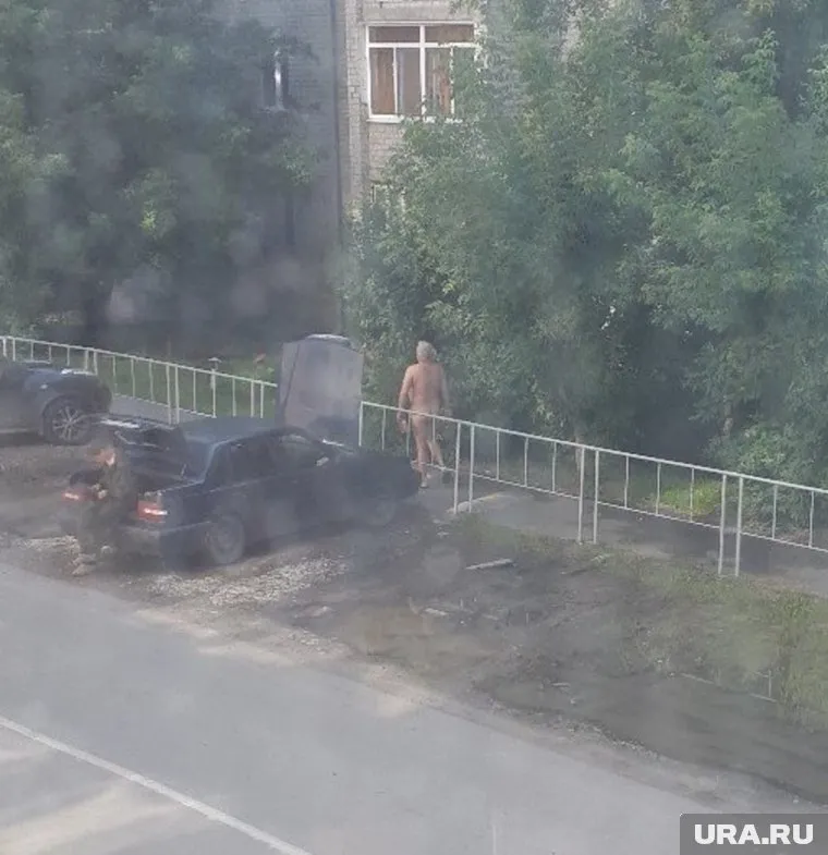 Мужчина гулял неподалеку от школы