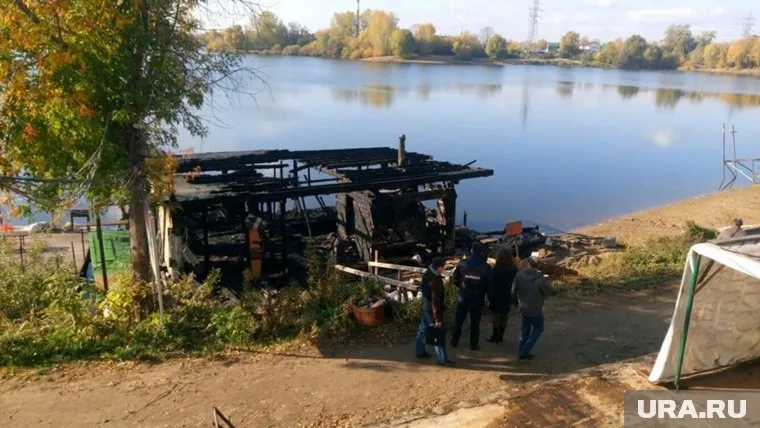 Андрей Дерюшев создал на диком пляже место отдыха, но его баня загадочным образом сгорела