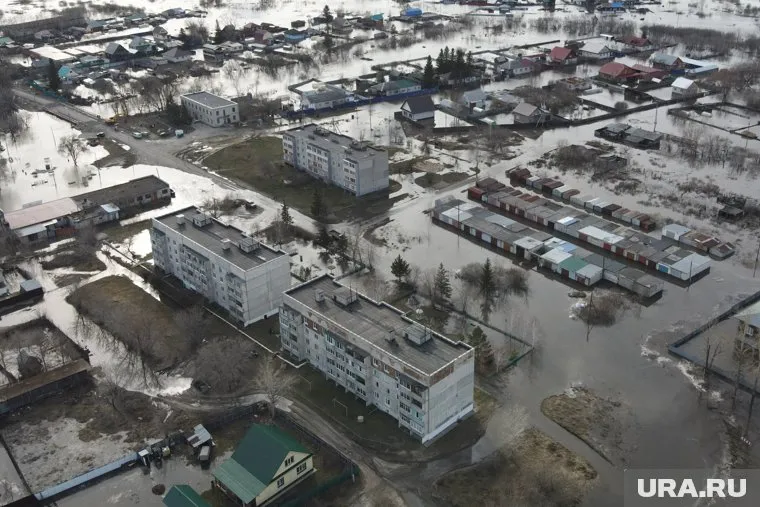 Вода постепенно отступает с территории