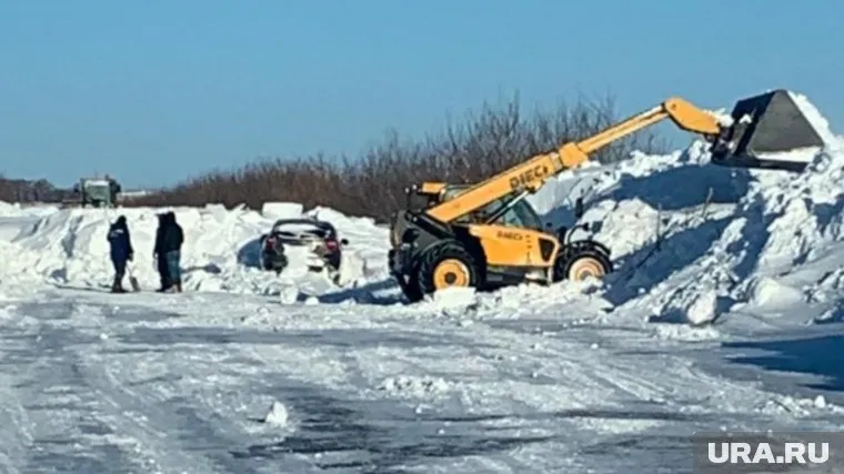 Некоторые машины полностью ушли под снег