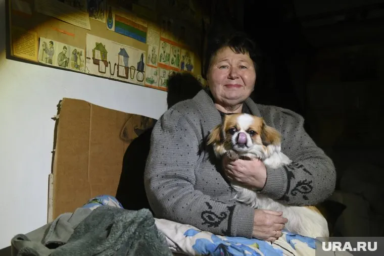 Женщине приходится прятаться в подвале дома от обстрелов ВСУ