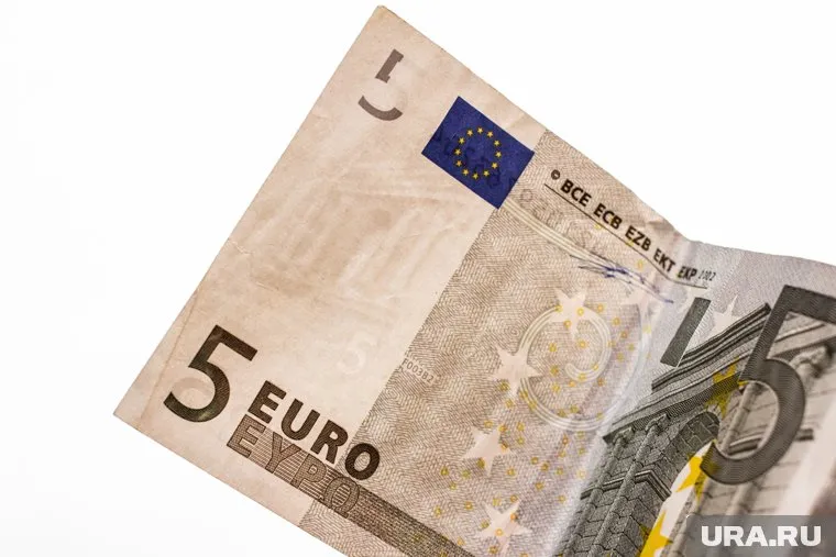 Евро вновь вырос на 2 рубля