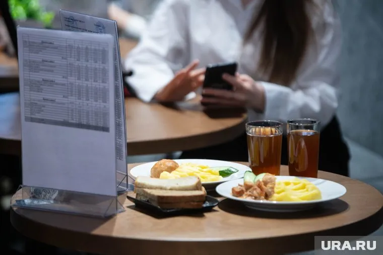 Комбинат поставлял в лицей горячее питание (архивное фото)