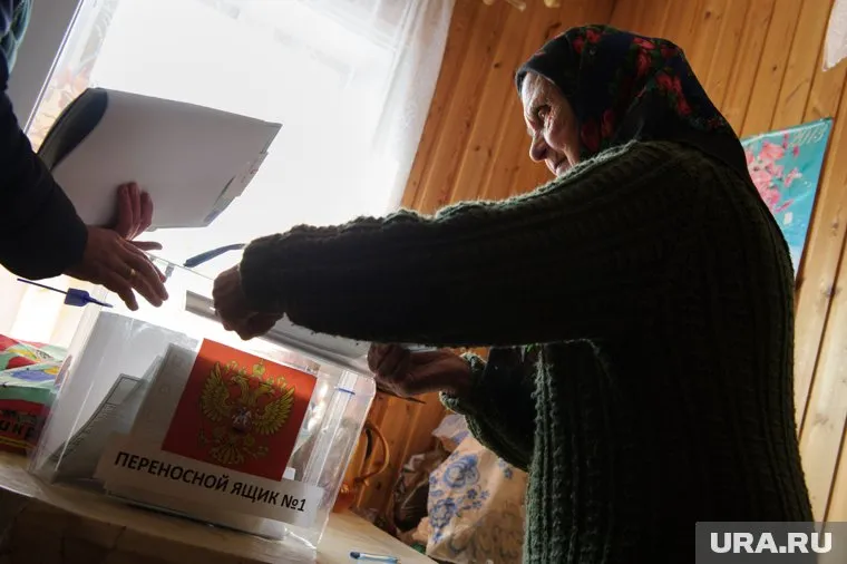 Супружеская чета Никотиных проголосовала на дому