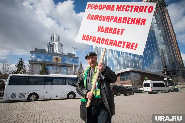 В ближайшие дни свердловские власти устраивают большое собрание мэров. На нем, несомненно, будет обсуждаться проблема