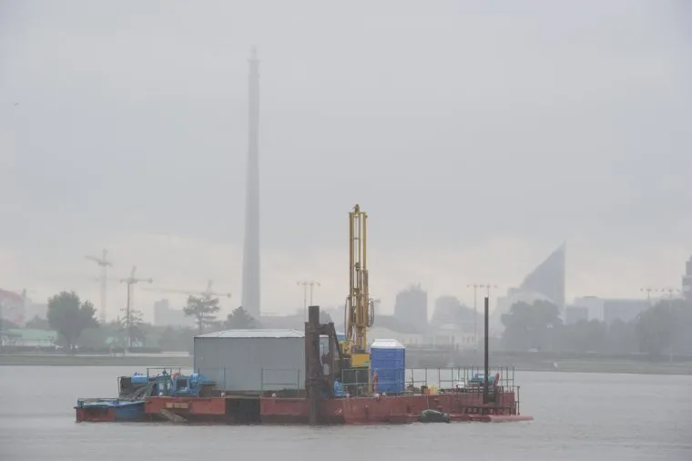 Буровая установка на городском пруду на месте планируемого Храма-на-воде. Екатеринбург, городской пруд, екатеринбург, платформа на воде