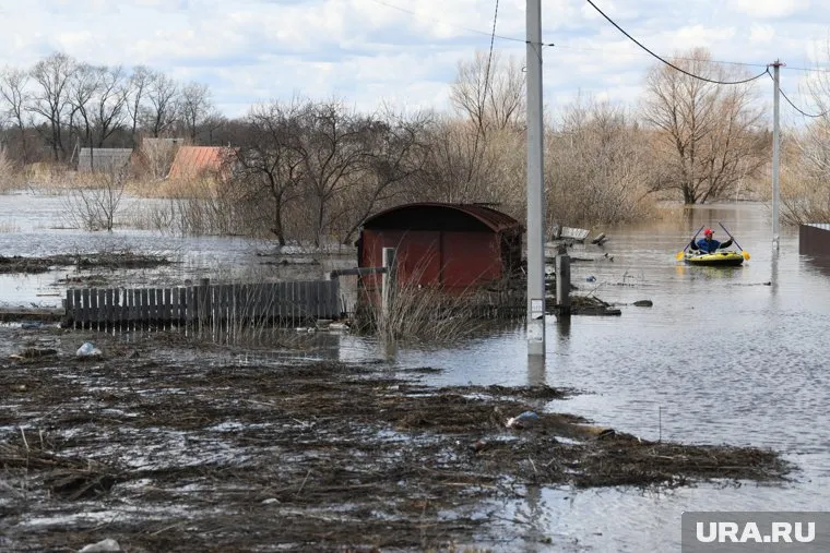 Дом и участок одинокого отца оказался под водой