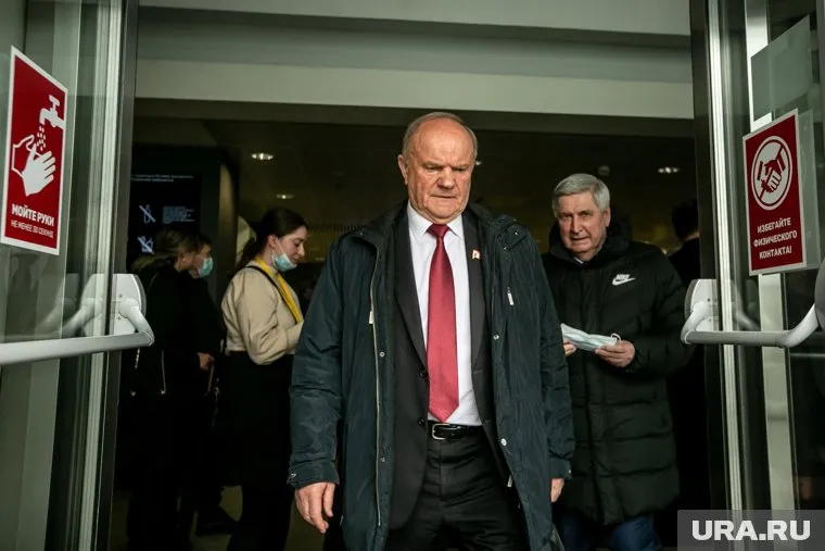 Геннадий Зюганов (в центре) сохранил Валерия Рашкина и повысил Юрий Афонина