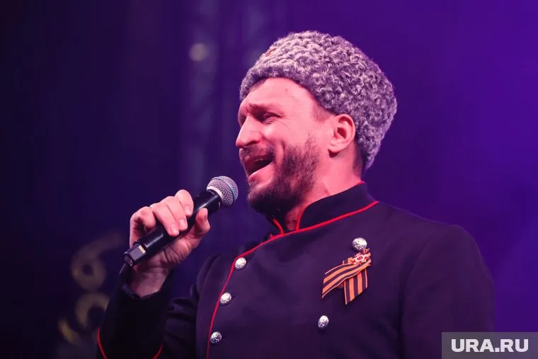 Артист Виктор Сорокин исполнил курганцам военные песни на 9 Мая