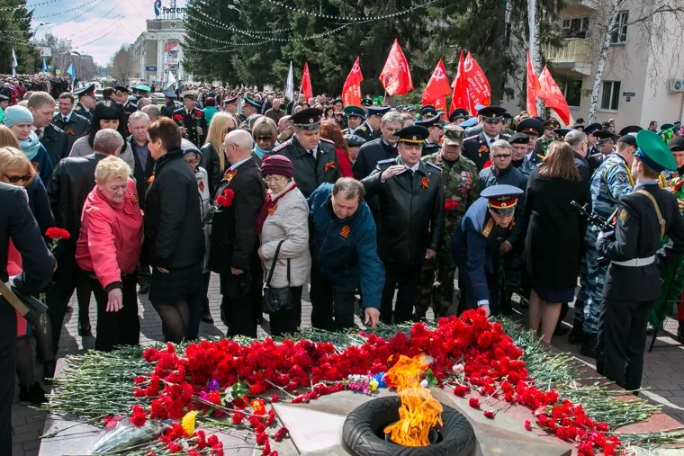 Возложение венков и цветов к Вечному огню. Курган