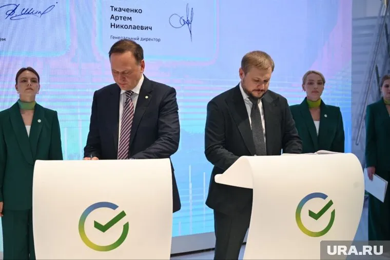 Управляющий свердловским отделением Сбербанка (слева) и гендиректор компании «Рифей» (справа)