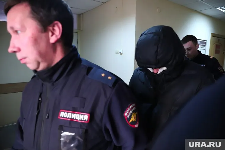 Женщине, на которую напал Даниил Сидоров (на фото в маске) хочется про него поскорее забыть