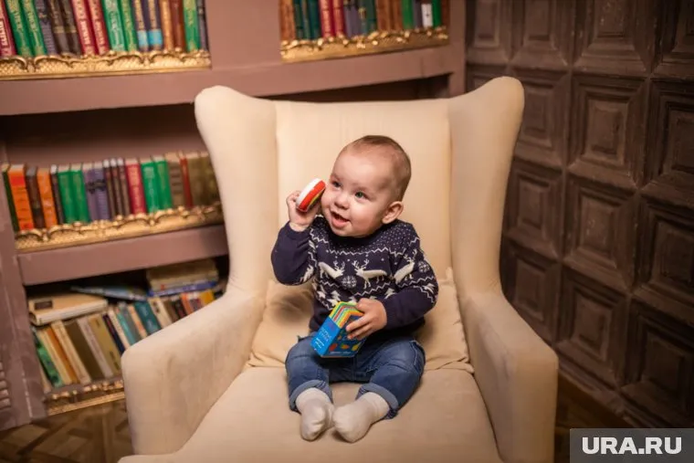 Костя рано начал сидеть, ползать, а в 7 месяцев встал на ножки и начал ходить, держась за опору.