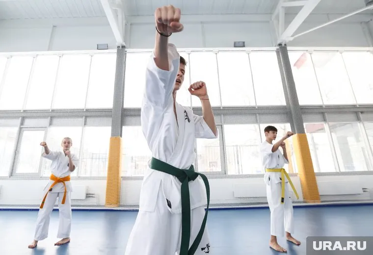 Развитие спорта в крупнейшем городе ХМАО под угрозой — в Сургуте некому тренировать детей