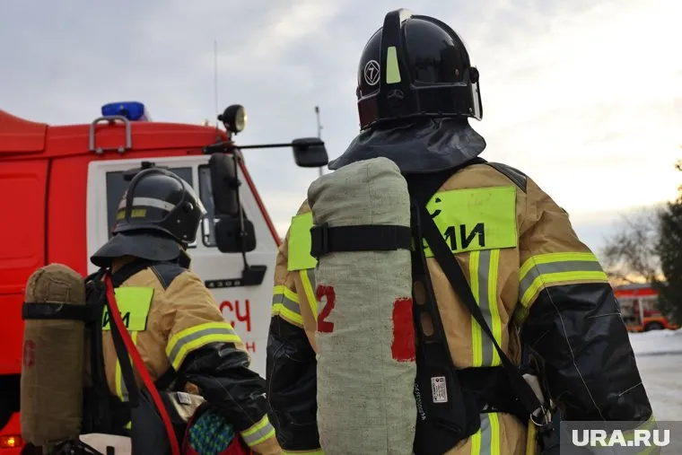 На месте пожара работают спасатели